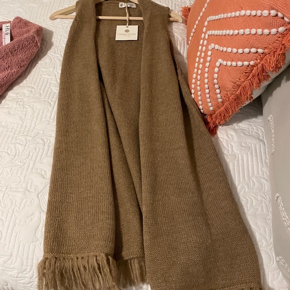 CobbleStone Sweaters - Sleeveless Sweater Cardi